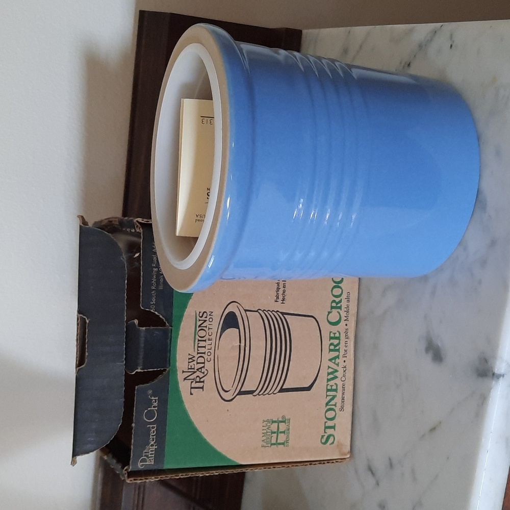 NWT.  Pampered Chef Stoneware Crock #1313